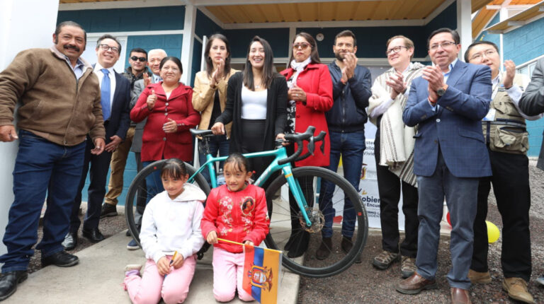 Miryam Núñez, junto a su familia, recibiendo su nueva casa el 11 de enero de 2023.