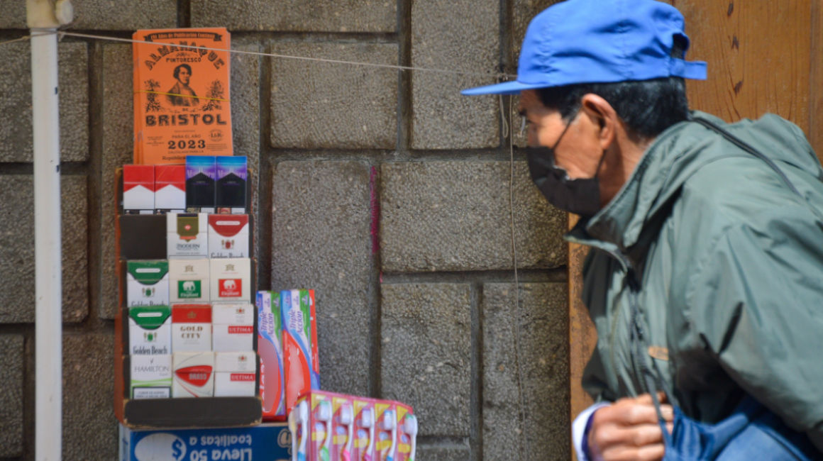 Cigarrillos son comercializados en una calle de Cuenca, el 12 de enero de 2023.