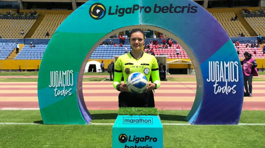Gisselle Giler sostiene un balón antes de dirigir un partido en el estadio Olímpico Atahualpa, en 2022.