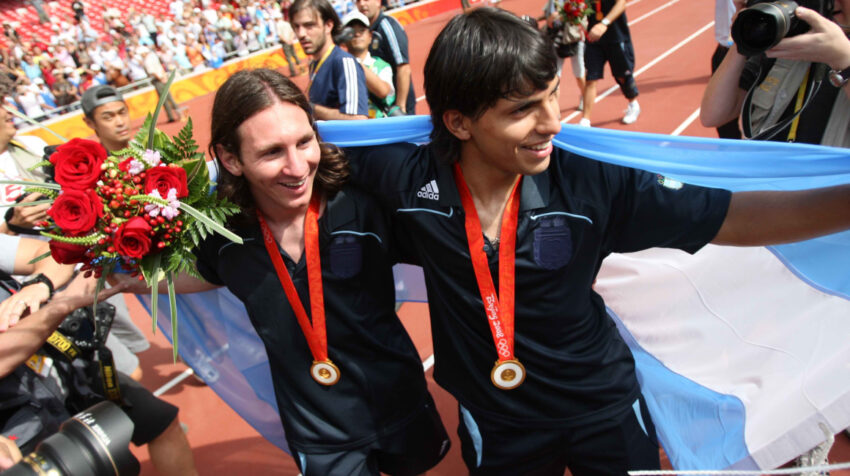Lionel Messi y Sergio Agüero, después de ganar la medalla de oro en los Juegos Olímpicos de Beijing, en 2008. 