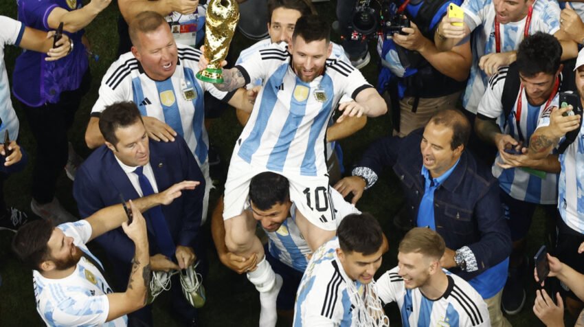 Sergio Agüero lleva en hombros a Lionel Messi, después de ganar el Mundial de Qatar, el 18 de diciembre de 2022. 