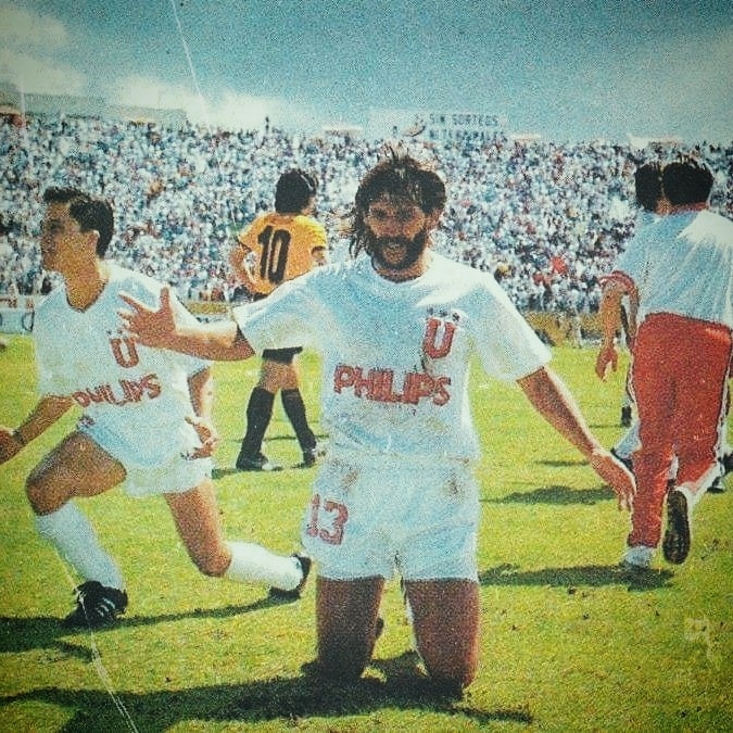 Hans Ortega camina de rodillas en el césped del estadio Olímpico Atahualpa, después de ganar el título con Liga de Quito en 1990. 