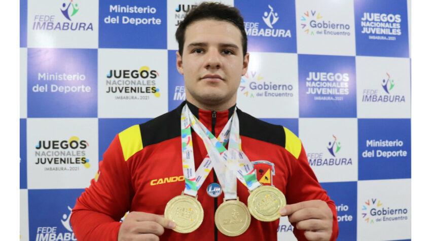Iván Escudero, con sus tres medallas conseguidas en los Juegos Nacionales Juveniles de 2021.