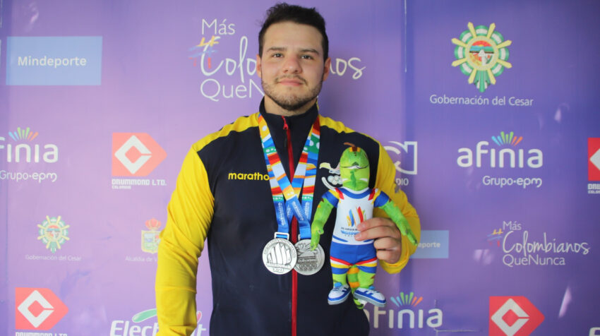 Iván Escudero, con su medalla de plata de los Juegos Bolivarianos de Valledupar.