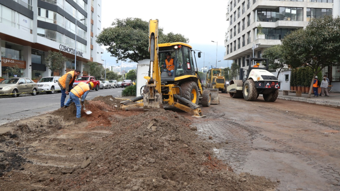 Maquinaria y trabajadores de la Epmmop repavimentan la calle Portugal, en el norte de Quito, el 13 de enero de 2023.