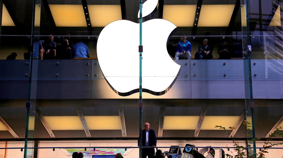 Varios clientes esperan en una tienda de Apple, en Estados Unidos, el 18 de diciembre de 2022. 
