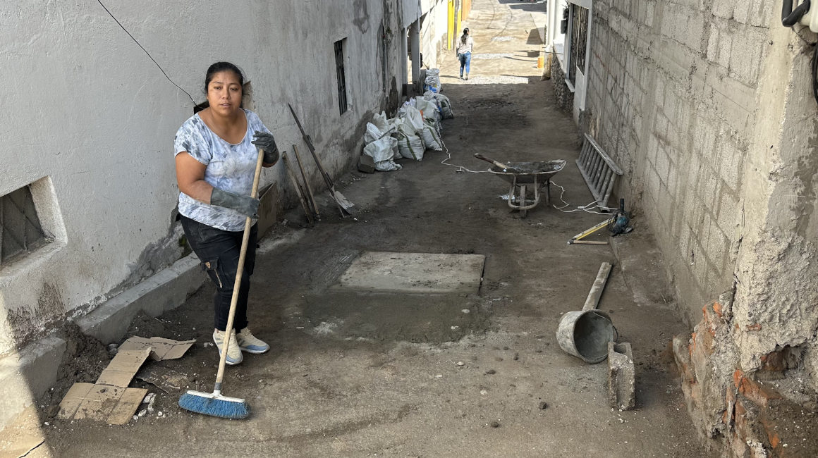 Valeria Báez barría el lodo que estaban en el pasaje donde ella vive. 