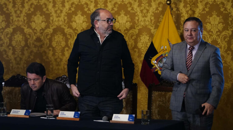 El ministro de Gobierno, Francisco Jiménez, junto a Iván Correa, secretario de la Administración, y Juan Zapata, Ministro del Interior. Quito, 16 de enero de 2022.