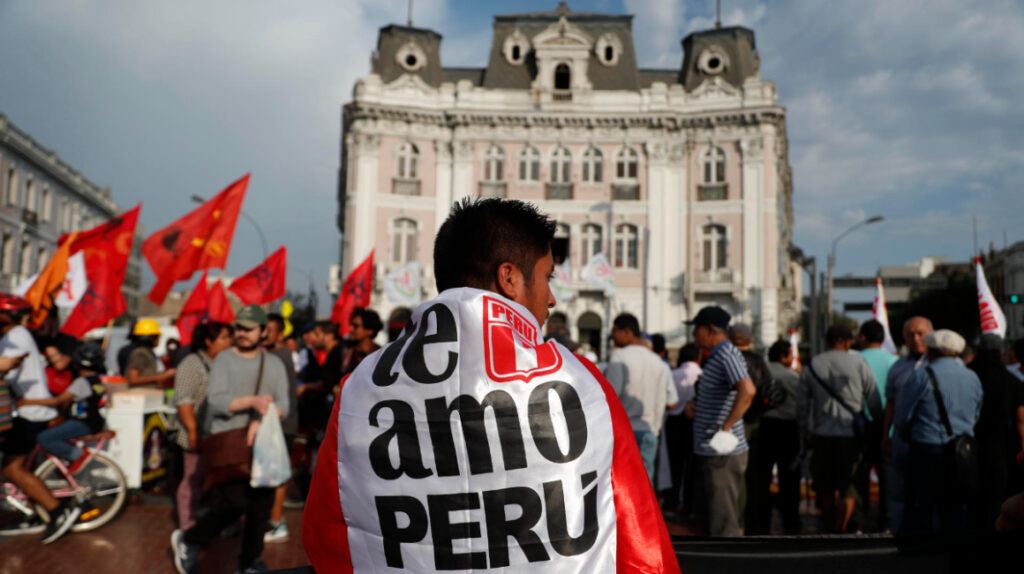 Presidenta de Perú espera a manifestantes para dialogar en Lima
