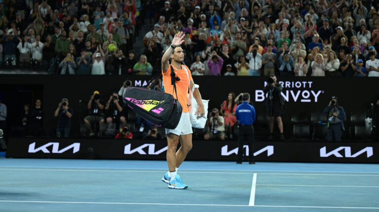 Rafael Nadal se despide de los aficionados del Abierto de Australia, el 18 de enero de 2023.