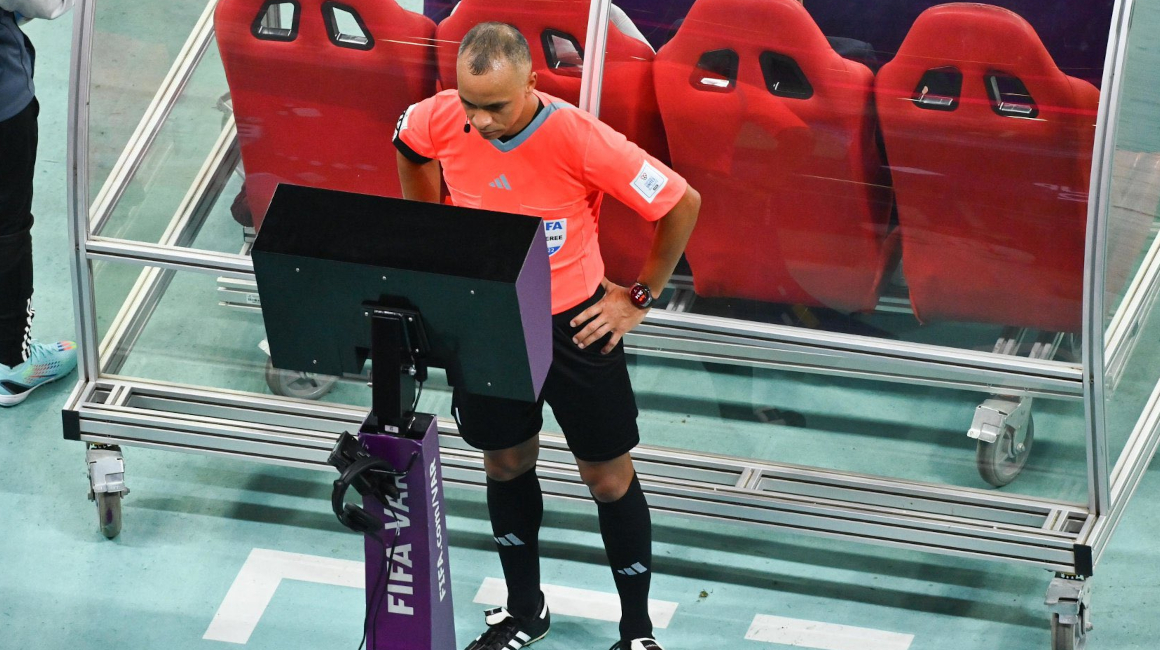 El árbitro brasileño Wilton Sampaio consulta el VAR durante el Mundial de Qatar 2022.