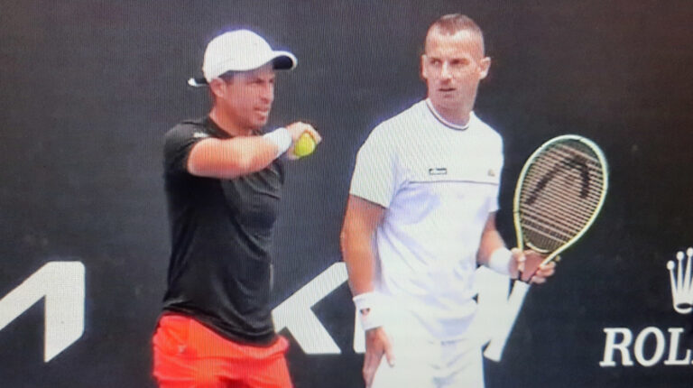 Gonzalo Escobar y Tomislav Brkic, durante la primera ronda del Abierto de Australia, el 18 de enero de 2023.