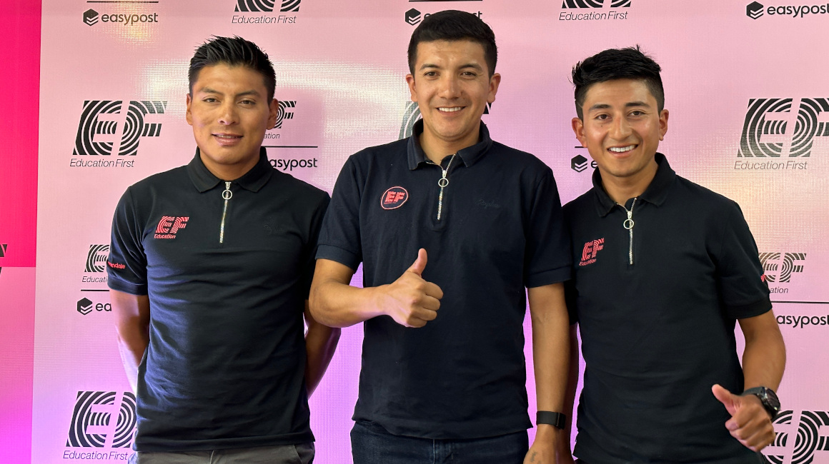 Los ciclistas ecuatorianos Jonathan Caicedo, Richard Carapaz y Alexander Cepeda durante su presentación con el EF Education - EasyPost para la temporada 2023.
