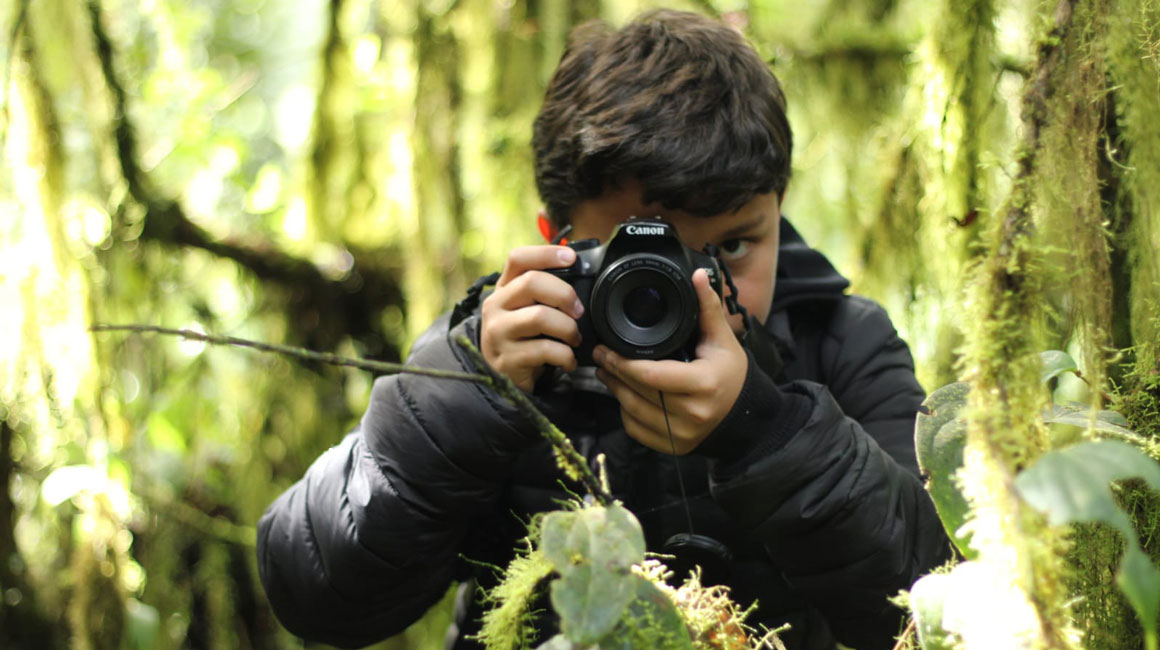 Mi hijo, El Pacaí, con su cámara en el bosque, buscando el helecho gigante.