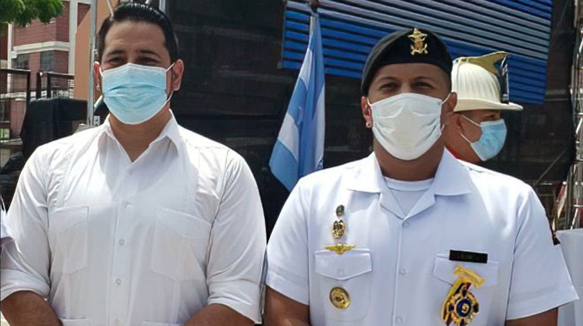 El cabo primero León Quiñónez (foto) y el marino Fabrizzio Cordero fueron condecorados por la Asamblea Nacional con la distinción Vicente Rocafuerte, por pedido de Rony Aleaga. Luego fueron detenidos por ser parte de una banda criminal de JR.