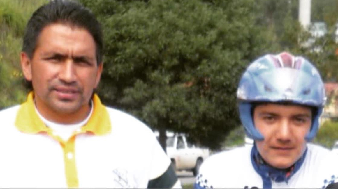 Juan Carlos Rosero junto a Richard Carapaz durante un entrenamiento en Tulcán.