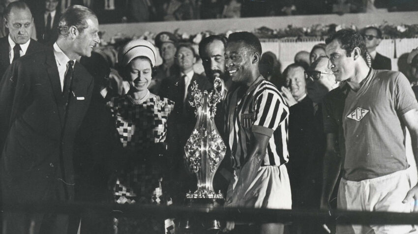 Pelé, junto a la reina Elizabeth II, el 10 de noviembre de 1968.