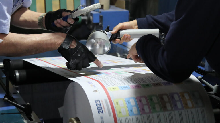 Personal del IGM trabaja en la impresión de las papeletas para el referendo, este 19 de enero de 2023.