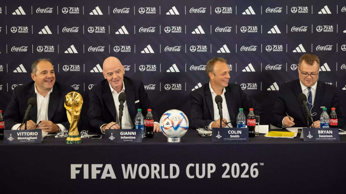 Gianni Infantino, presidente de la FIFA, junto con los presidentes de las federaciones de México, Estados Unidos y Canadá, el 16 de junio de 2022.