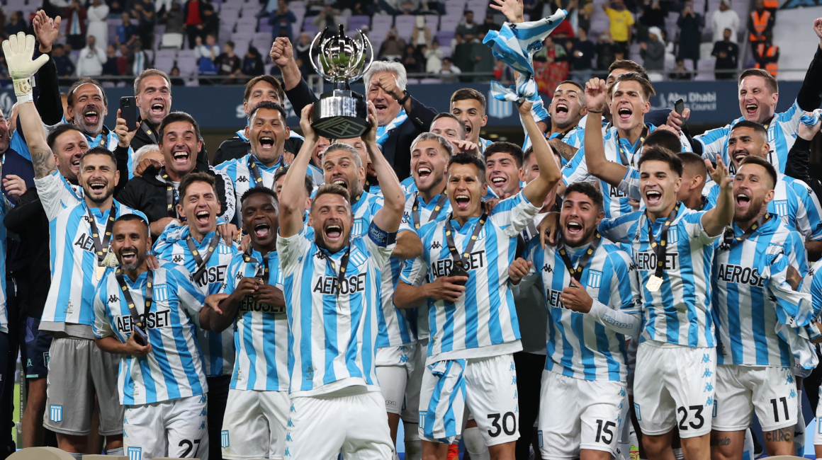 Los jugadores de Racing Club celebran el título de la Supercopa Internacional, en Emiratos Árabes Unidos, el 20 de enero de 2023.