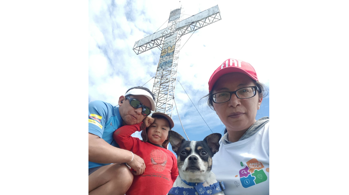 Dina Oleas junto a su familia en la cruz del cerro Ilaló.