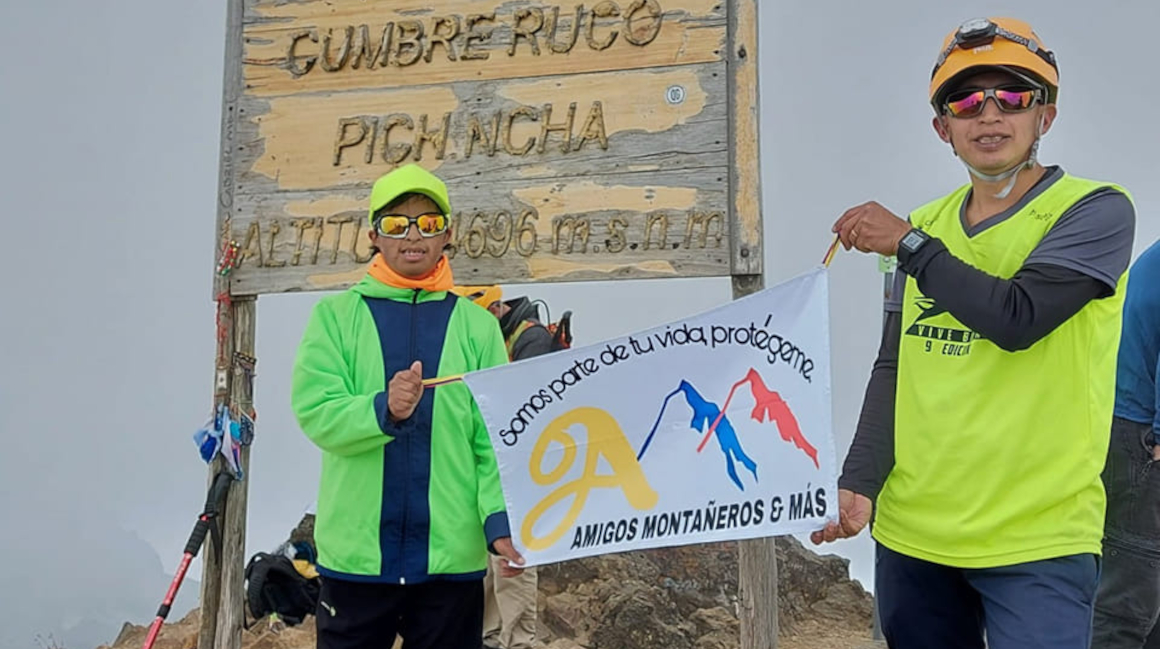 Edgar Chuquilla y su hijo Patricio en la cumbre del Rucu Pichincha.