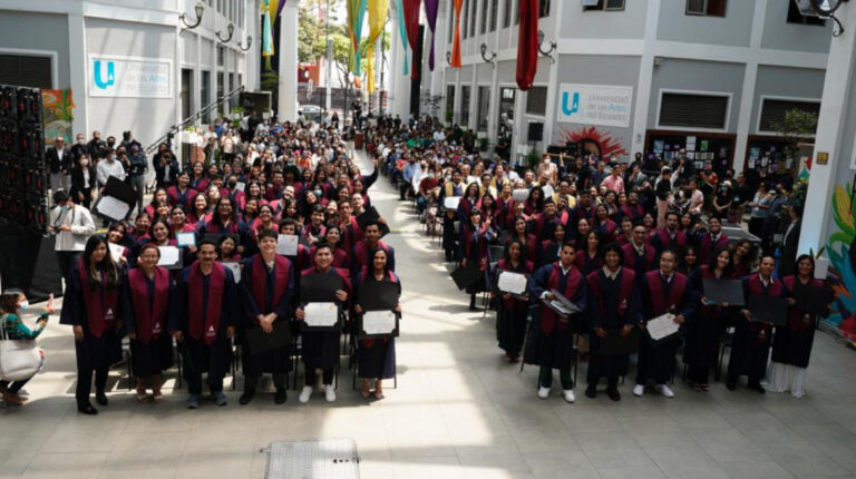 Estudiantes de la Universidad de las Artes, durante su graduación, el 10 de diciembre de 2022.