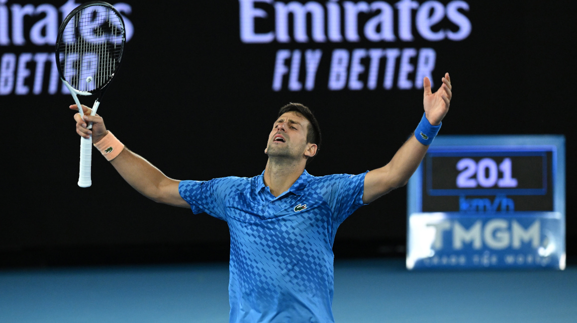 Novak Djokovic de Serbia celebra la victoria ante Grigor Dimitrov de Bulgaria en su partido de tercera ronda del Abierto de Australia, el 21 de enero de 2023.