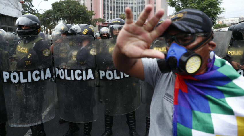 Miembros de la Policía hacen presencia para disipar nueva marcha antigubernamental. 21 de enero de 2023, Lima (Perú). 