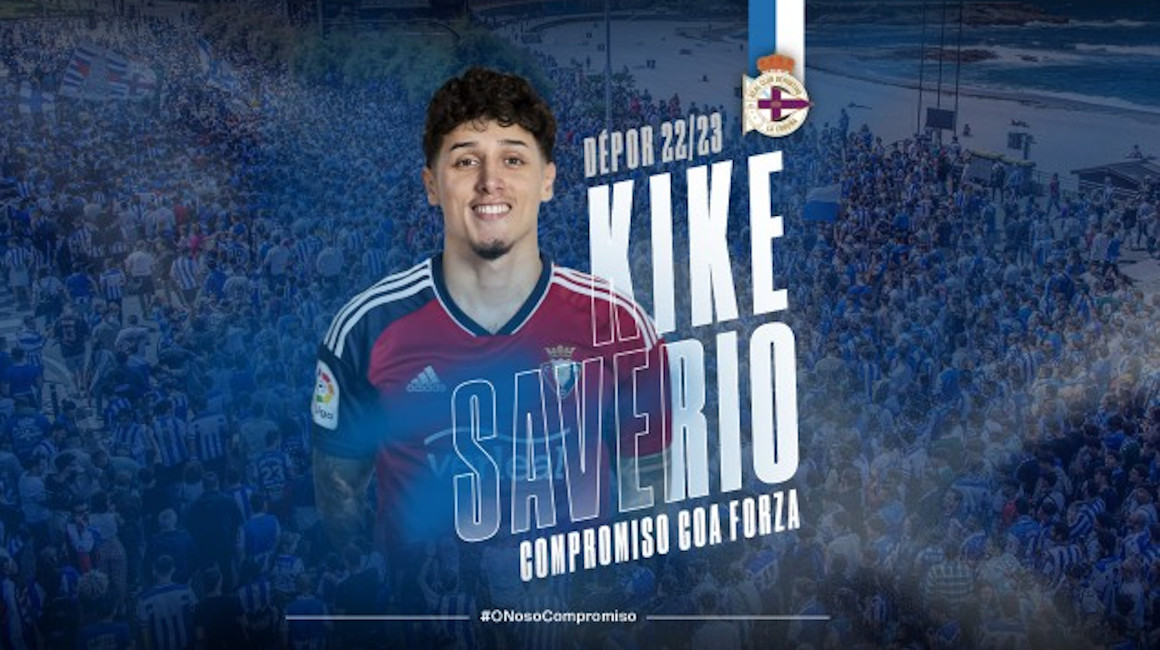 Kike Saverio con la camiseta del Deportivo la Coruña luego de ser anunciado como nuevo jugador del club.