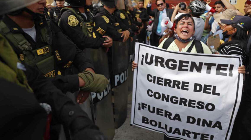 Ciudadanos protestan hoy junto a la sede de la Prefectura, donde se encuentran los manifestantes detenidos. Lima, 21 de enero de 2023