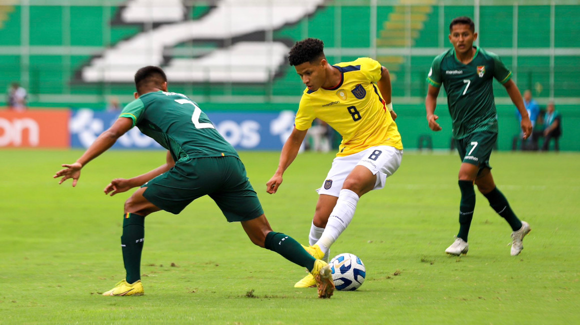 Jugadores de Ecuador y Bolivia disputan una pelota en la Fecha 2 del Sudamericano Sub 20.