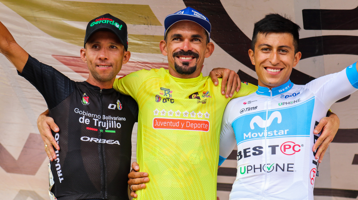 Los ciclistas José Alarcó,n Juan Ruiz y Juan Diego Alba en el podio luego de completar la Vuelta al Táchira 2023, el 22 de enero.