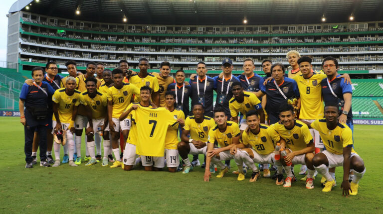 Los jugadores de la selección ecuatoriana muestran la camiseta de Emerson Pata en apoyo al jugador.