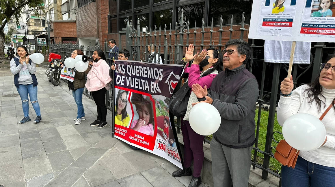 Familiares de Natalia Ojeda durante un plantón en Quito, el 23 de enero de 2023.