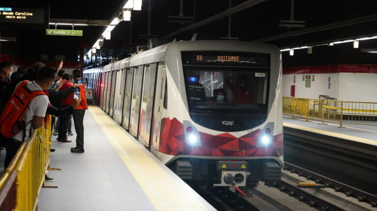 Uno de los trenes del Metro de Quito en la Estación El Labrador, el 23 de enero de 2023.