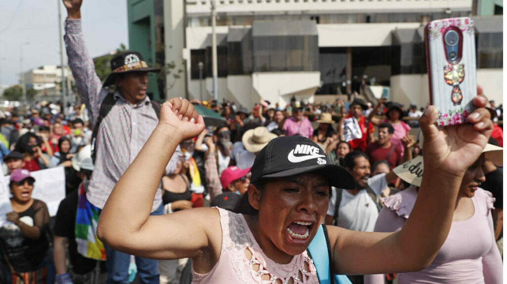 Protestas provocan escasez de alimentos y medicinas en Perú