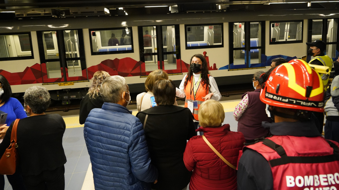Usuarios del Metro de Quito esperan un tren para iniciar su viaje durante la segunda fase de inducción, el 23 de enero de 2023.