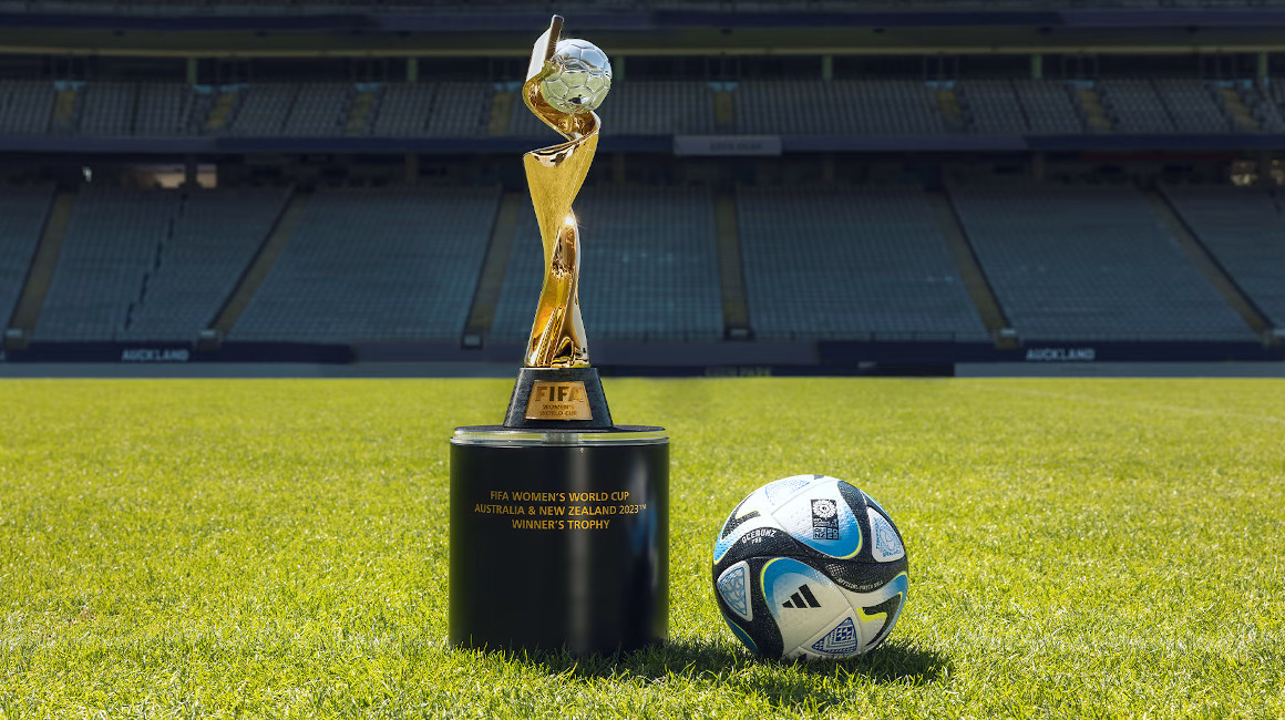 El trofeo de la Copa del Mundo femenina, junto con Oceaunz, la pelota oficial para la edición 2023.