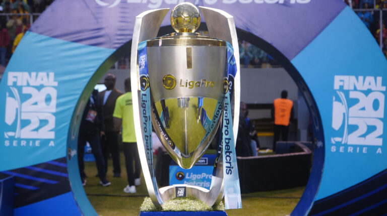 El trofeo de la LigaPro, en Quito, el 13 de noviembre de 2022.