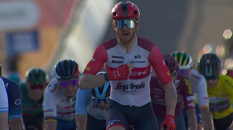 El ciclista Quinn Simmons festeja su triunfo en la Etapa 3 en la Vuelta a San Juan, el 24 de enero de 2023.