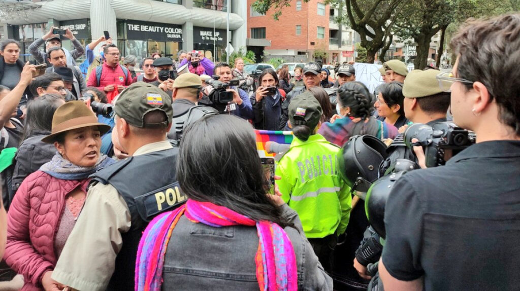 Manifestantes en Ecuador condenan muertes en protestas de Perú