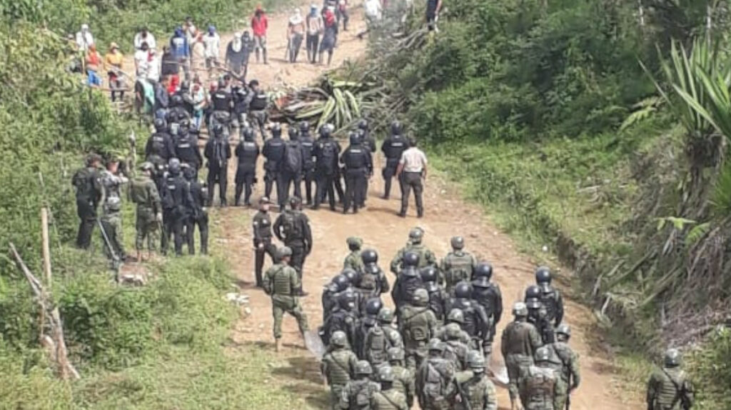 Antimineros se enfrentan a militares en Buenos Aires