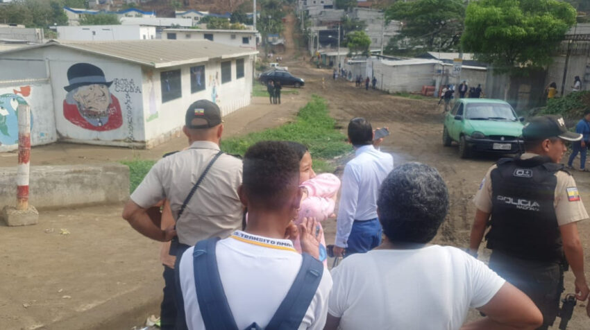 Calles deterioradas y falta de luminarias se registra frente a la Unidad Educativa Miguel Donoso Pareja de la Sergio Toral, al noroeste de Guayaquil.  
