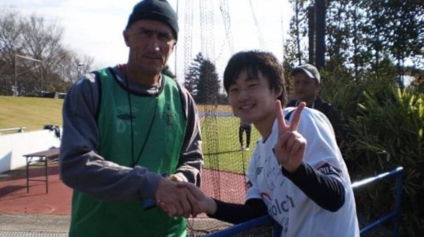Yusuke Iwata saluda a Edgardo Bauza, en el Mundial de Clubes, en 2008.