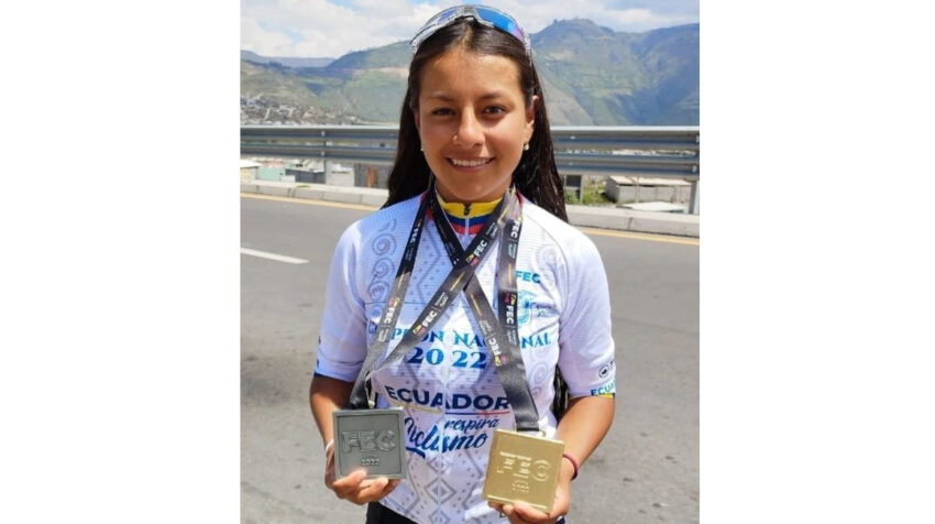 Camila Vega, con sus medallas del Nacional de Ruta juvenil de 2022.