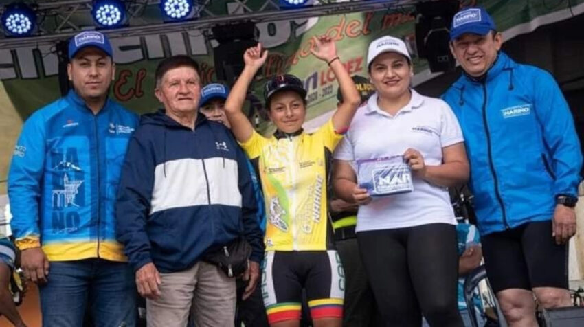 Camila Vega, celebrando el liderato en la Vuelta a Nariño.