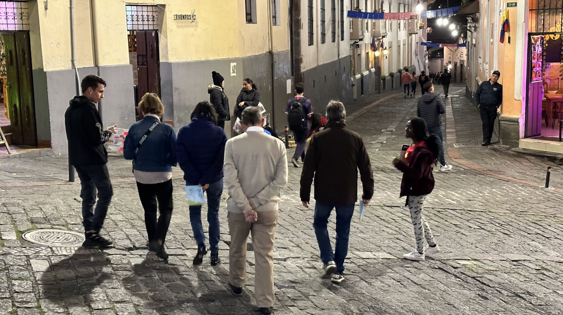 Turistas paseando en el sector de La Ronda, en Quito. 