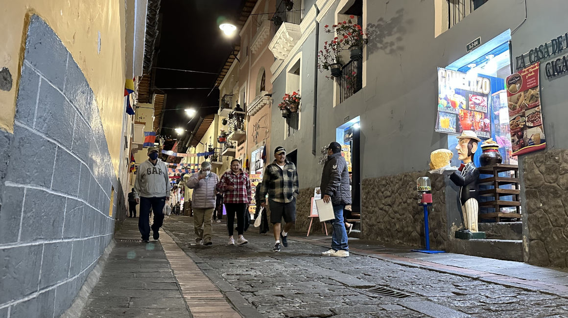 Turistas nacionales y extranjeros visitan esta calle, situada en el centro de Quito.