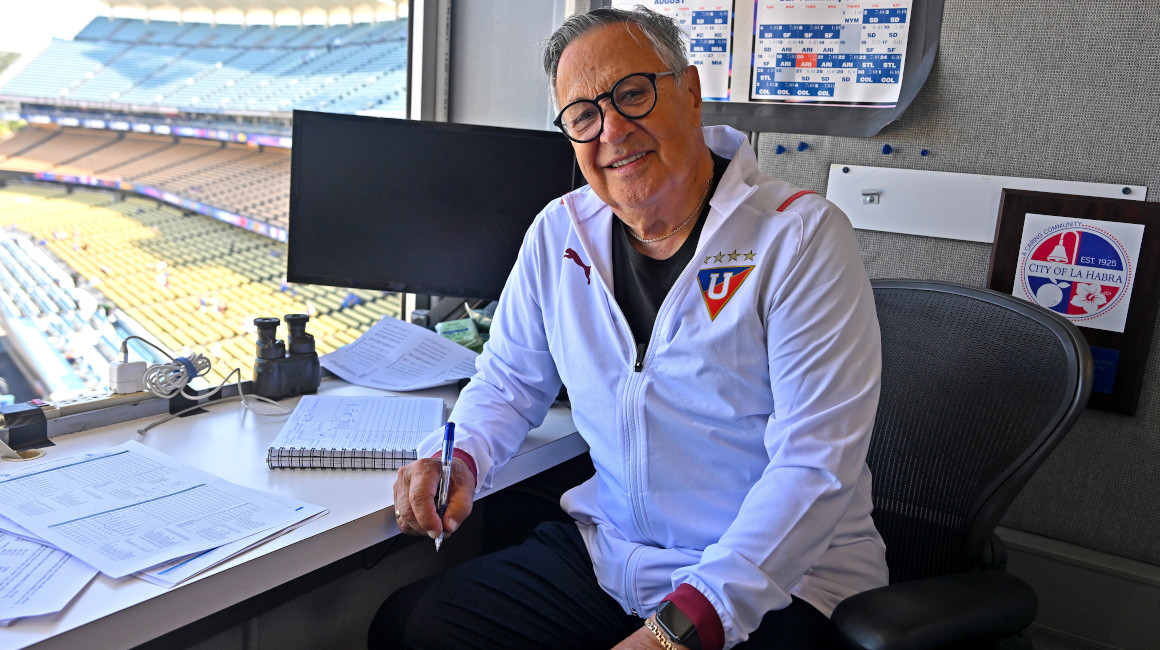 Jaime Jarrín, en la cabina de transmisión de los Dodgers, en octubre de 2022.